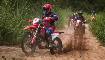 ฮอนด้าพาไบค์เกอร์ฝึกทักษะในกิจกรรม Honda DIRT Xperience 2024 พร้อมลุยเส้นทางสุดท้าทายที่รุ่งเรืองแคมป์ จ.นครราชสีมา