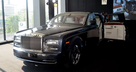 รูปภาพ โรลส์-รอยซ์ Rolls-Royce-Phantom Series II LWB-ปี 2012